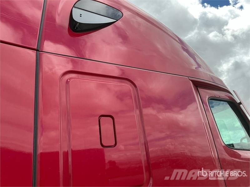 Freightliner Cascadia 126 6x4 T/A Sleeper Truck Tractor Тягачі