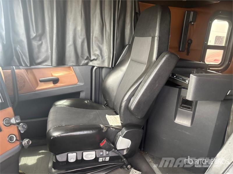 Freightliner Cascadia 126 6x4 T/A Sleeper Truck Tractor (Inoper Nyergesvontatók