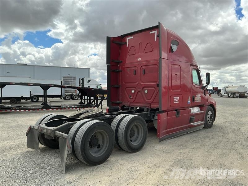 Freightliner Cascadia 126 6x4 T/A Sleeper Truck Tractor Тягачі