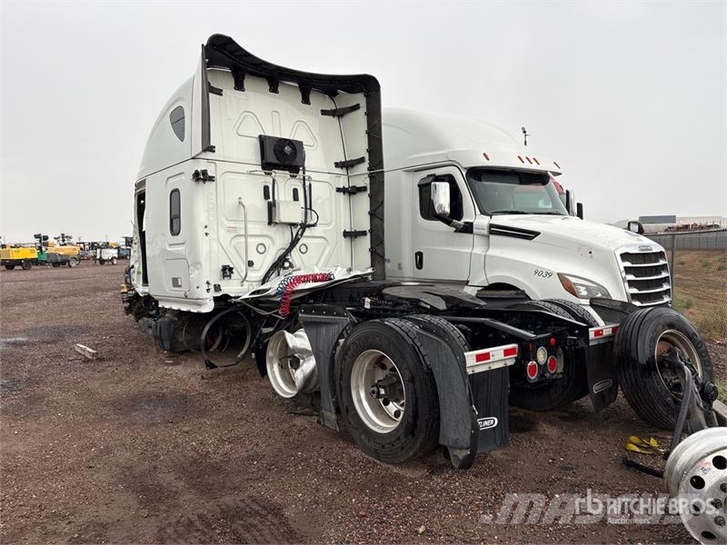 Freightliner Cascadia 126 6x4 T/A Sleeper Truck Tractor (Inoper Naudoti vilkikai