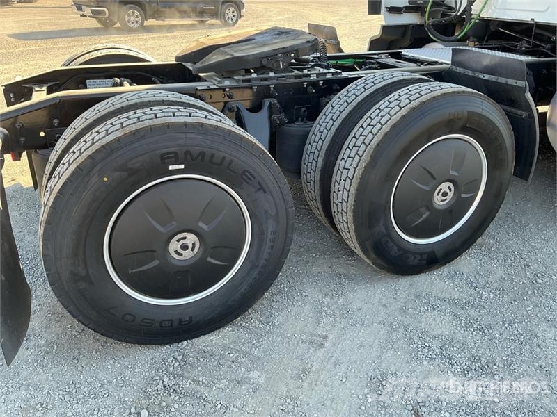 Freightliner Cascadia 126 6x4 T/A Sleeper Truck Tractor وحدات الجر