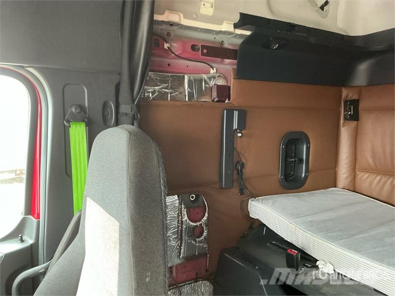 Freightliner Cascadia 126 6x4 T/A Sleeper Truck Tractor Тягачі