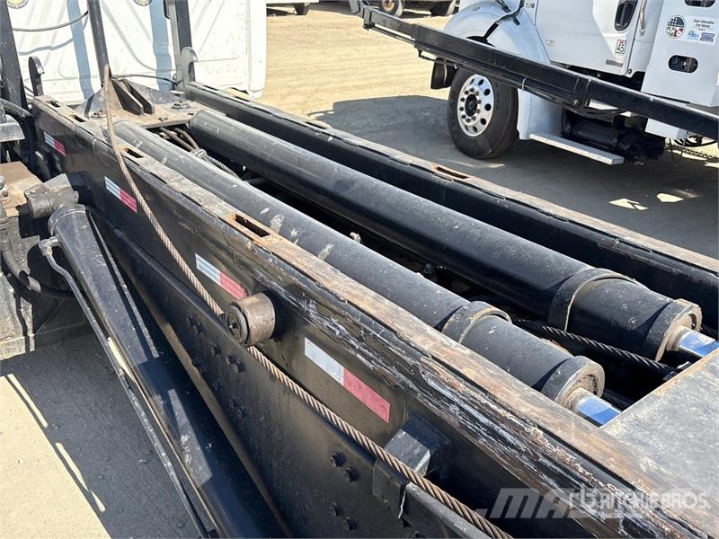 Freightliner Cascadia 125 6x4 Roll-Off Truck (Inoperable) شاحنات لوادر