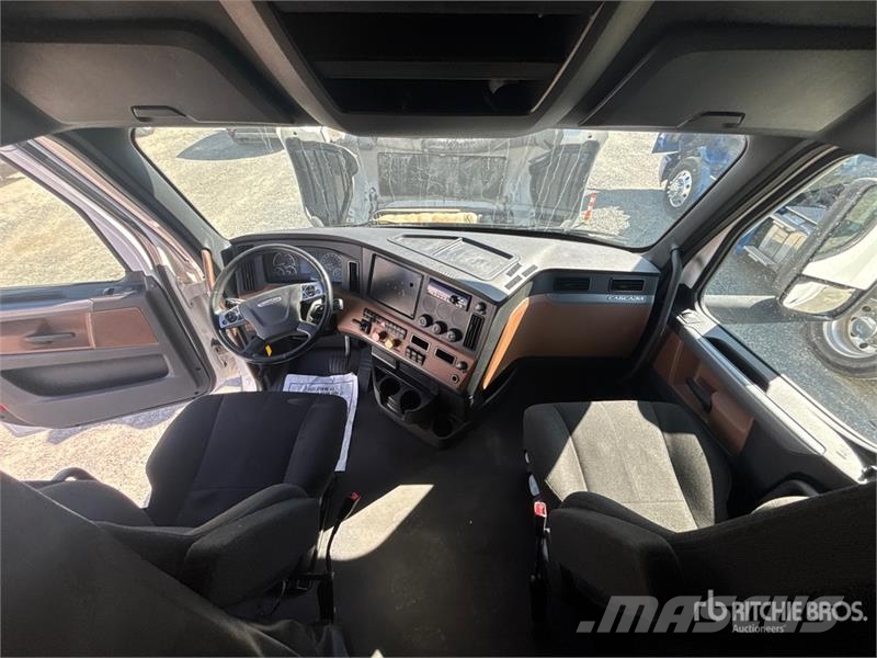 Freightliner Cascadia 126 6x4 T/A Sleeper Truck Tractor Sattelzugmaschinen
