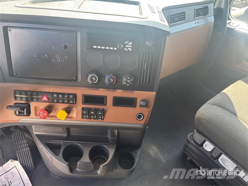 Freightliner Cascadia 126 6x4 T/A Sleeper Truck Tractor Sattelzugmaschinen