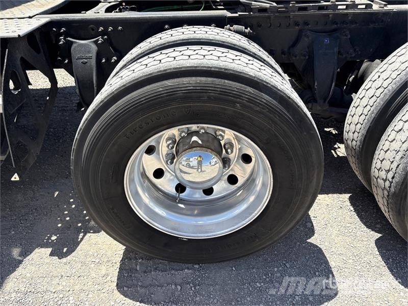 Freightliner Cascadia 126 6x4 T/A Sleeper Truck Tractor (Inoper Vilcēji