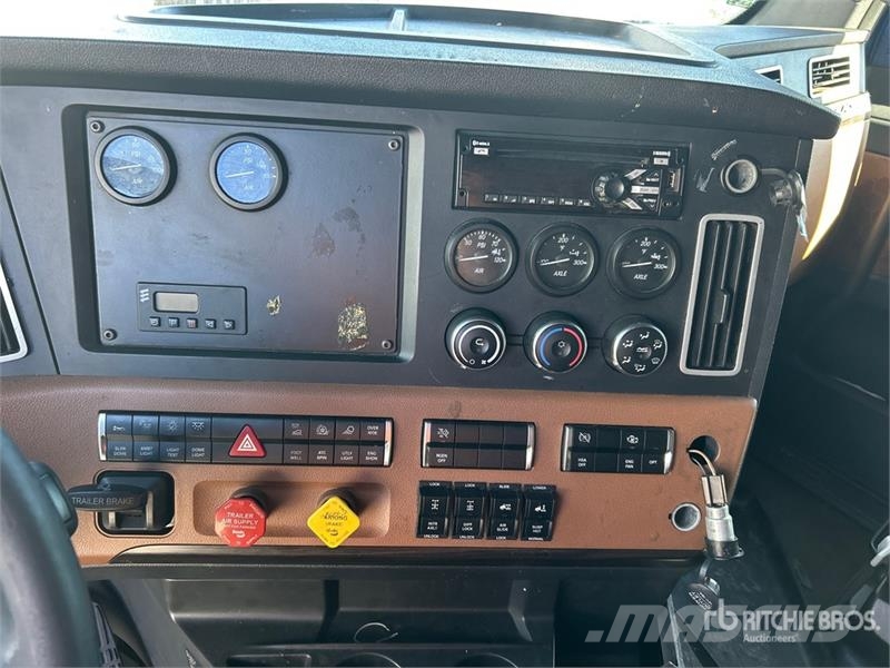 Freightliner Cascadia 126 6x4 T/A Sleeper Truck Tractor Cabezas tractoras
