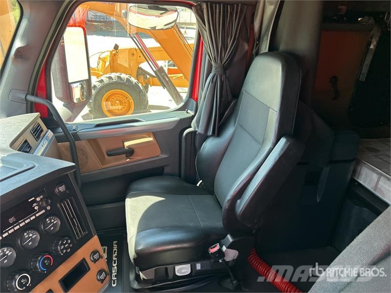 Freightliner Cascadia 126 T/A Sleeper Truck Tractor Tractor Units