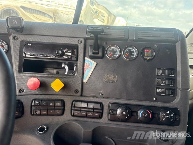 Freightliner Cascadia 125 6x4 T/A Sleeper Truck Tractor Тягачі