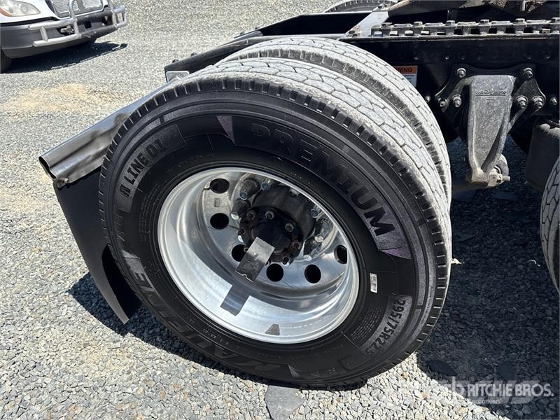 Freightliner Cascadia 126 6x4 T/A Sleeper Truck Tractor Vlačilci