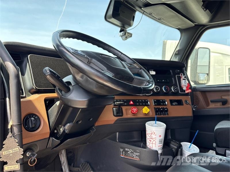 Freightliner Cascadia 126 6x4 T/A Sleeper Truck Tractor Vilcēji