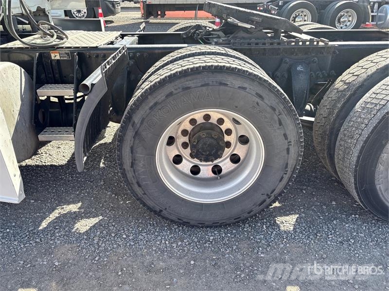 Freightliner Cascadia 125 6x4 T/A Sleeper Truck Tractor Тягачі