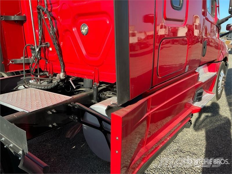 Freightliner Cascadia 126 T/A Sleeper Truck Tractor Tractor Units