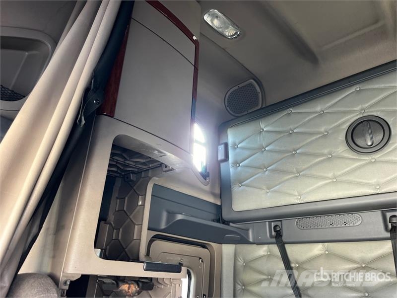 Freightliner Cascadia 125 6x4 T/A Sleeper Truck Tractor Тягачі