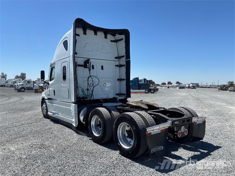 Freightliner Cascadia 126 6x4 T/A Sleeper Truck Tractor Vlačilci