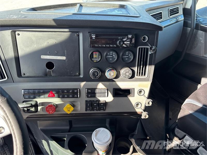 Freightliner Cascadia 126 6x4 T/A Sleeper Truck Tractor Седельные тягачи