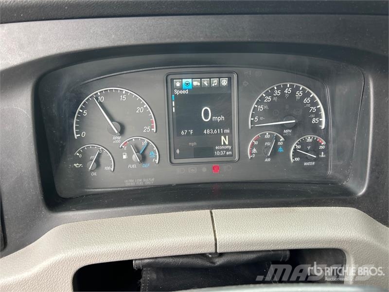 Freightliner Cascadia 126 6x4 T/A Sleeper Truck Tractor Vlačilci