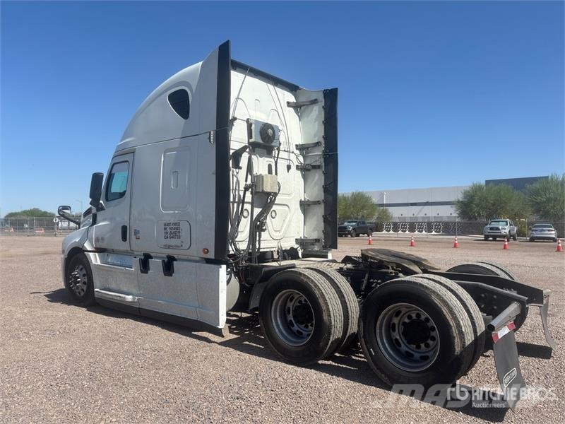Freightliner Cascadia 126 6x4 T/A Sleeper Truck Tractor (Inoper 曳引機組件