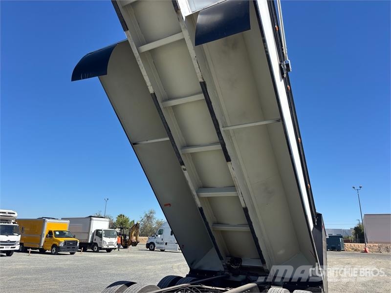 Freightliner Cascadia 126 Kipper