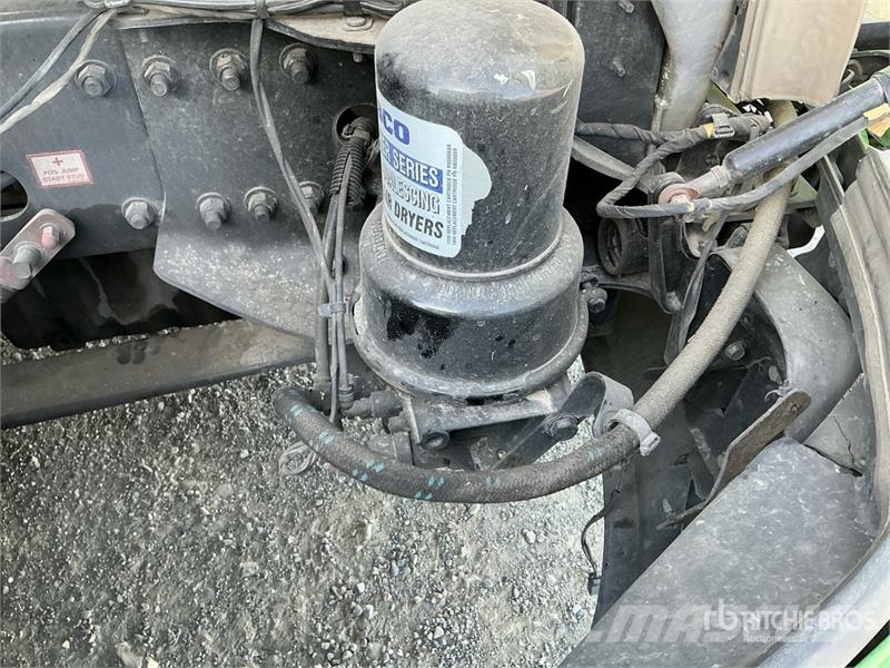 Freightliner Cascadia 126 T/A Sleeper Truck Tractor (Inoperable Тягачі