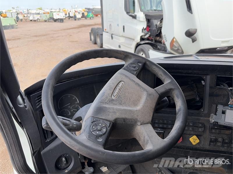 Freightliner Cascadia 126 6x4 T/A Sleeper Truck Tractor Ciągniki siodłowe