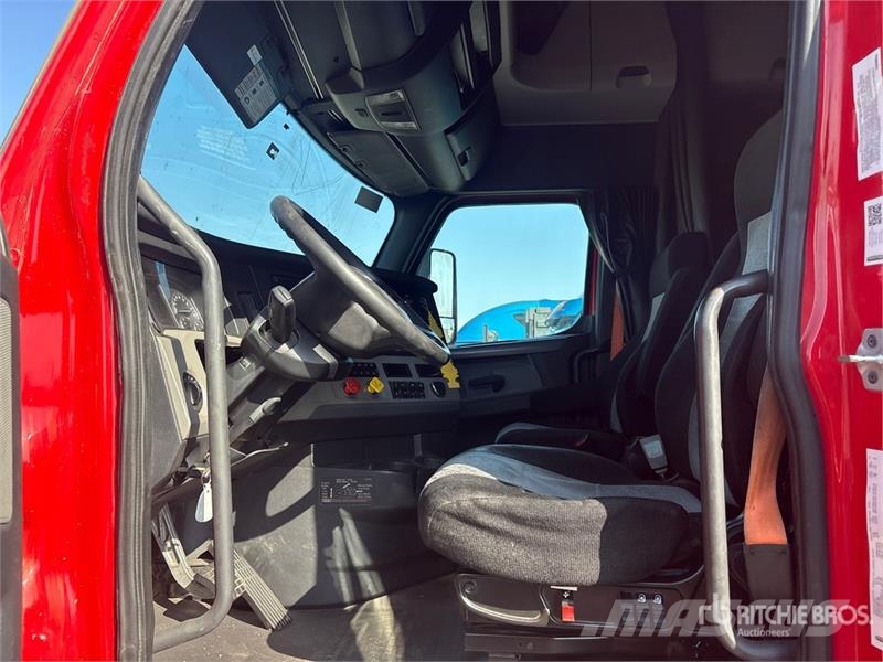 Freightliner Cascadia 126 6x4 T/A Sleeper Truck Tractor Vilcēji
