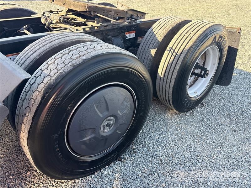 Freightliner Cascadia 126 6x4 T/A Sleeper Truck Tractor وحدات الجر