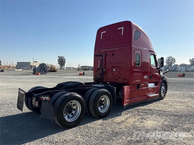 Freightliner Cascadia 126 6x4 T/A Sleeper Truck Tractor وحدات الجر