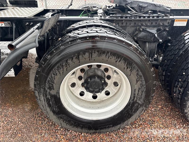 Freightliner Cascadia 126 6x4 T/A Sleeper Truck Tractor Tractor Units