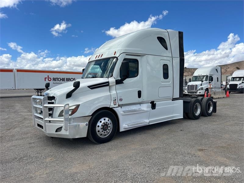 Freightliner Cascadia 126 6x4 T/A Sleeper Truck Tractor Тягачі