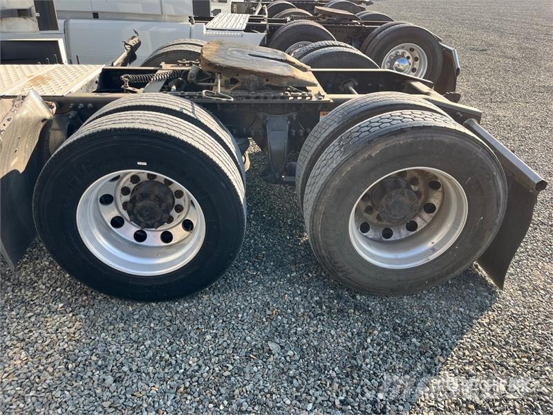 Freightliner Cascadia 125 6x4 T/A Sleeper Truck Tractor Тягачі