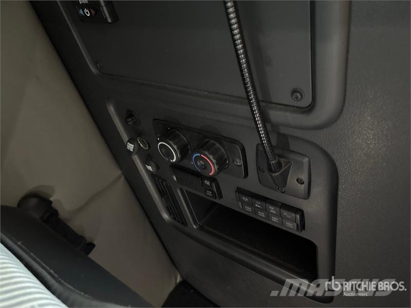 Freightliner Cascadia 126 6x4 T/A Sleeper Truck Tractor 트랙터 유닛