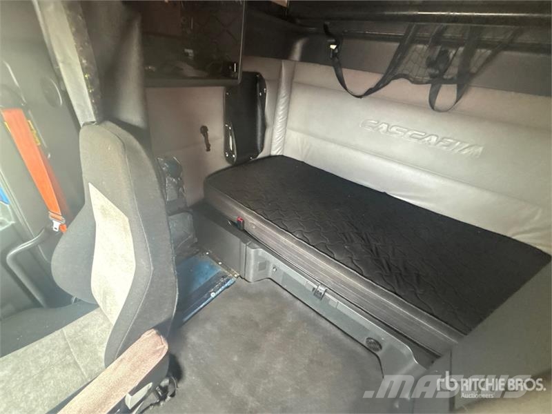 Freightliner Cascadia 126 6x4 T/A Sleeper Truck Tractor Autotractoare