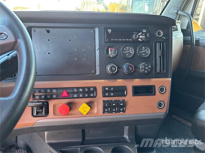 Freightliner Cascadia 126 6x4 T/A Sleeper Truck Tractor Nyergesvontatók