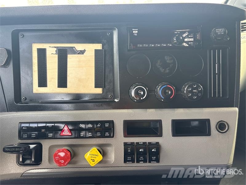 Freightliner Cascadia 6x4 T/A Sleeper Truck Tractor Влекачи