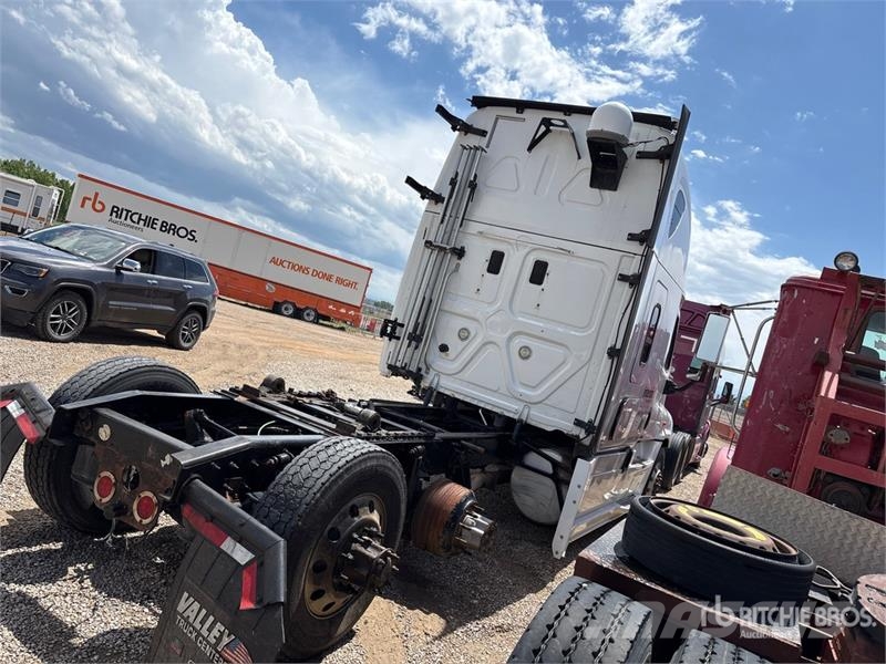 Freightliner Cascadia 125 6x4 T/A Sleeper Truck Tractor (Inoper 트랙터 유닛