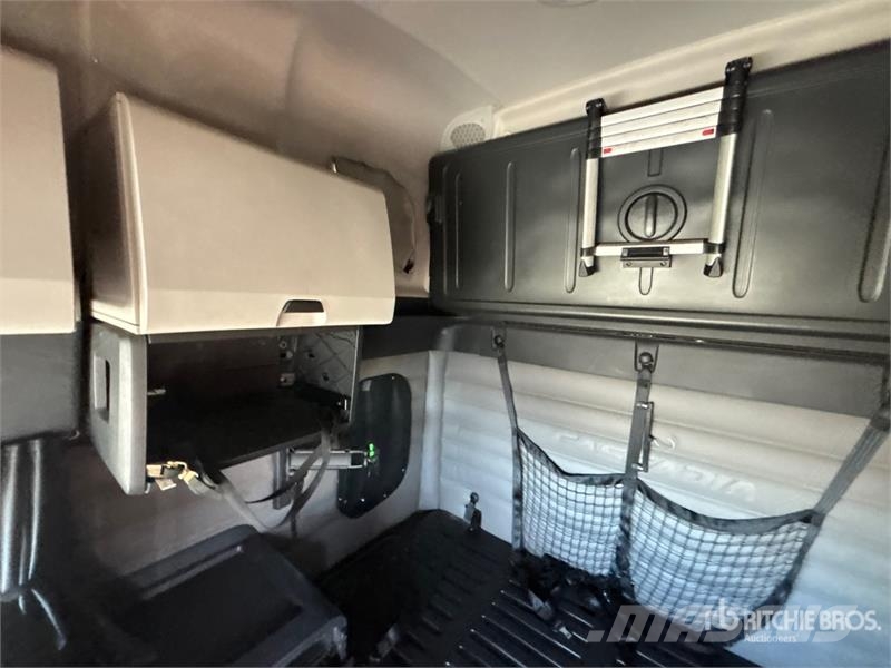 Freightliner Cascadia 126 6x4 T/A Sleeper Truck Tractor Седельные тягачи