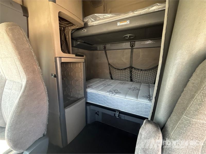 Freightliner Cascadia 125 6x4 T/A Sleeper Truck Tractor Тягачі