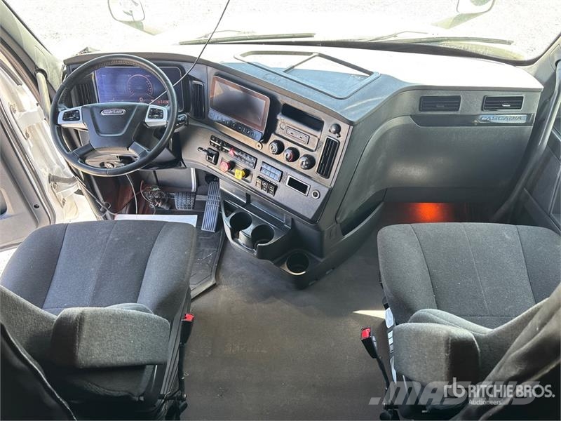 Freightliner Cascadia 126 6x4 T/A Sleeper Truck Tractor Vlačilci