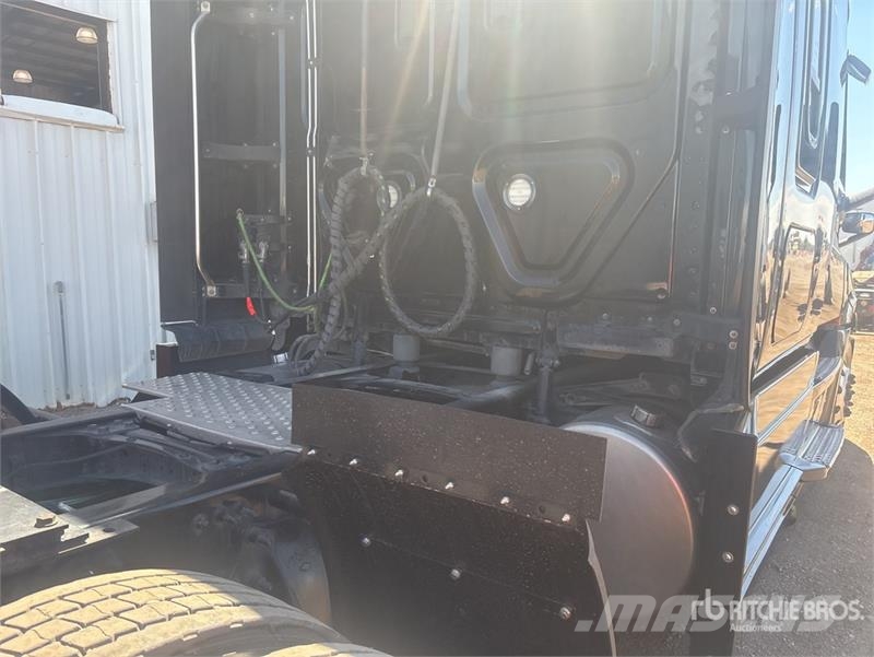 Freightliner Cascadia 126 6x4 T/A Sleeper Truck Tractor Motrici e Trattori Stradali