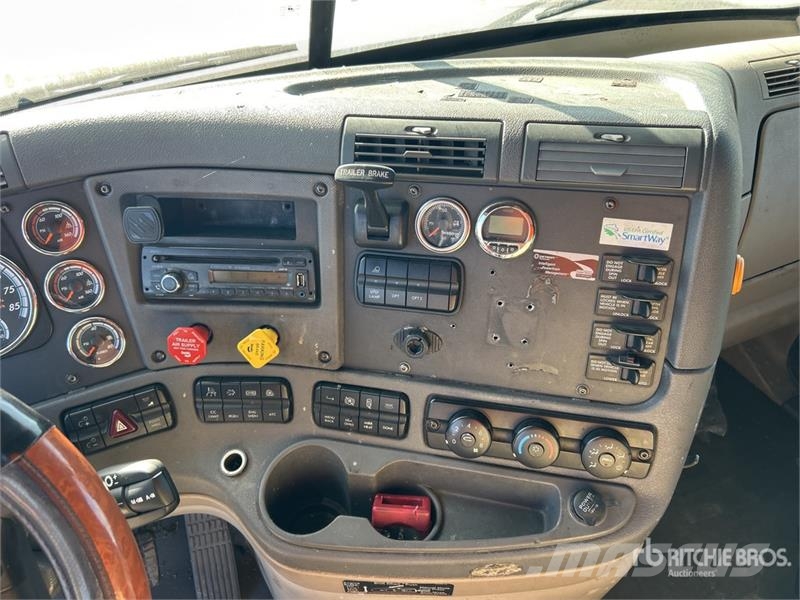 Freightliner Cascadia 125 6x4 T/A Sleeper Truck Tractor (Inoper Тягачі