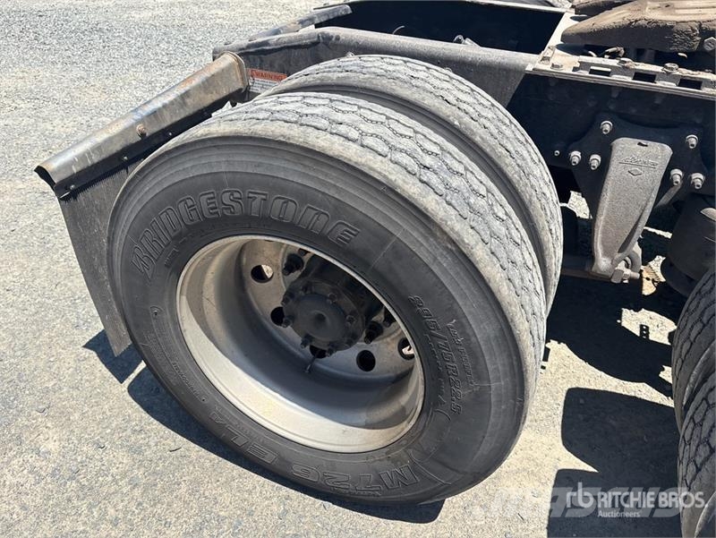 Freightliner Cascadia 126 6x4 T/A Sleeper Truck Tractor وحدات الجر