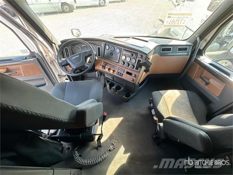 Freightliner Cascadia 126 6x4 T/A Sleeper Truck Tractor Tractor Units