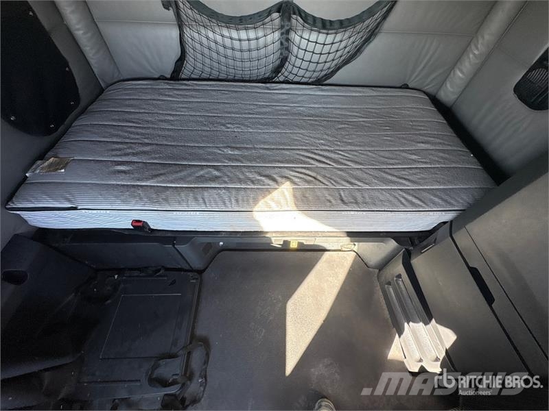 Freightliner Cascadia 126 6x4 T/A Sleeper Truck Tractor وحدات الجر