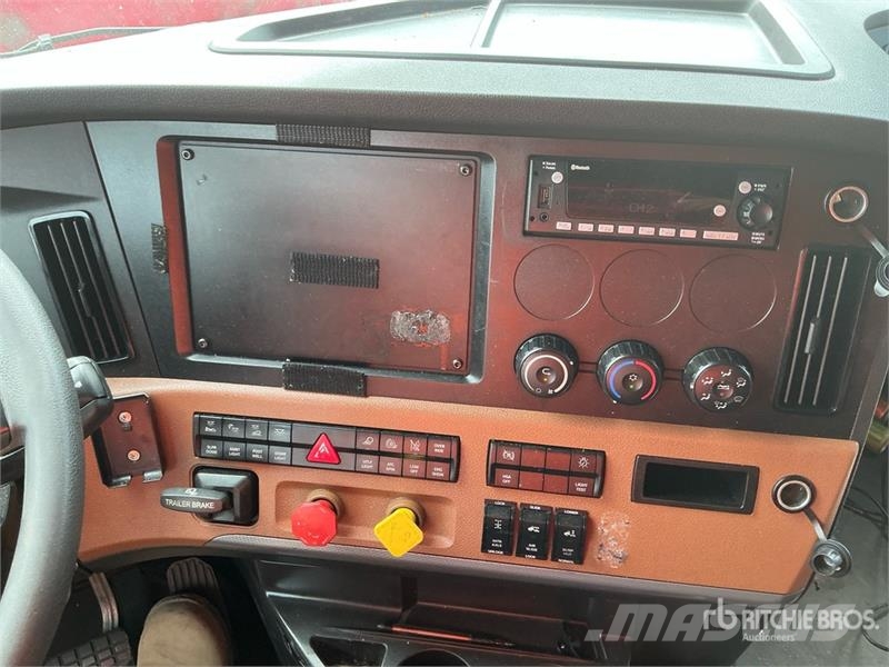 Freightliner Cascadia 126 6x4 T/A Sleeper Truck Tractor Тягачі