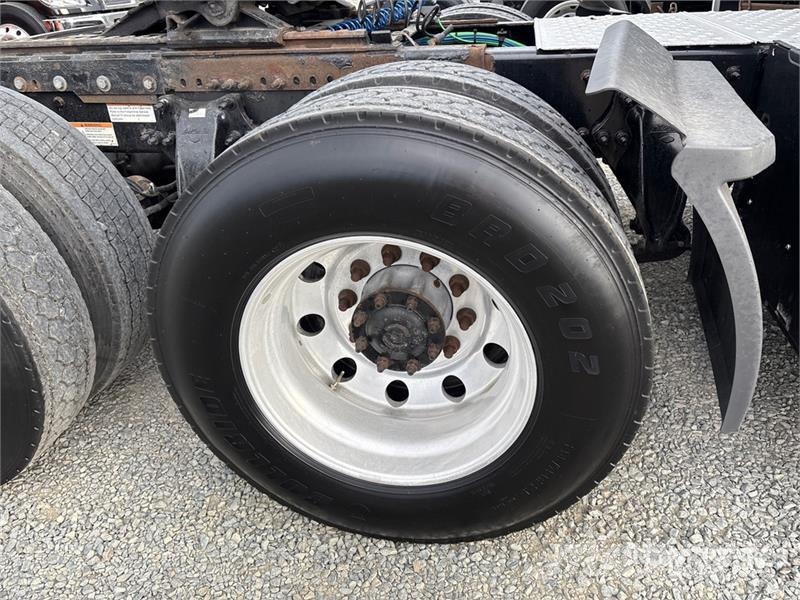 Freightliner Cascadia 126 6x4 T/A Sleeper Truck Tractor 트랙터 유닛