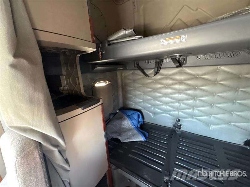 Freightliner Cascadia 125 6x4 T/A Sleeper Truck Tractor Tractor Units