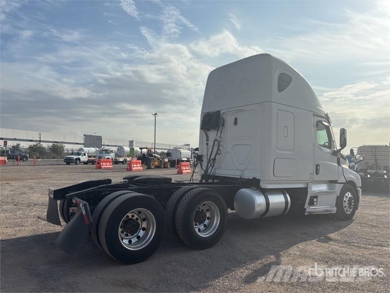 Freightliner Cascadia 126 6x4 T/A Sleeper Truck Tractor 牵引车
