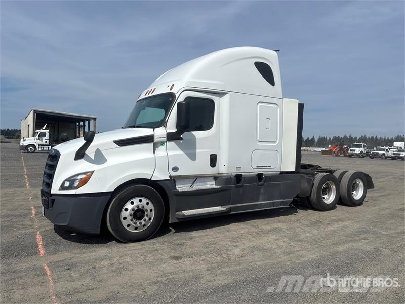 Freightliner Cascadia 126 6x4 T/A Sleeper Truck Tractor Vilcēji