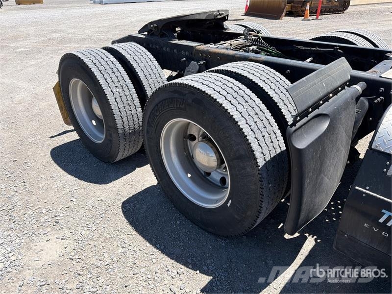 Freightliner Cascadia 125 6x4 T/A Sleeper Truck Tractor Vlačilci